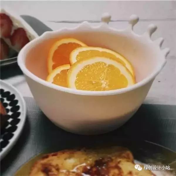 呈牛奶四濺狀的食器,來自于設計師的童趣設計
